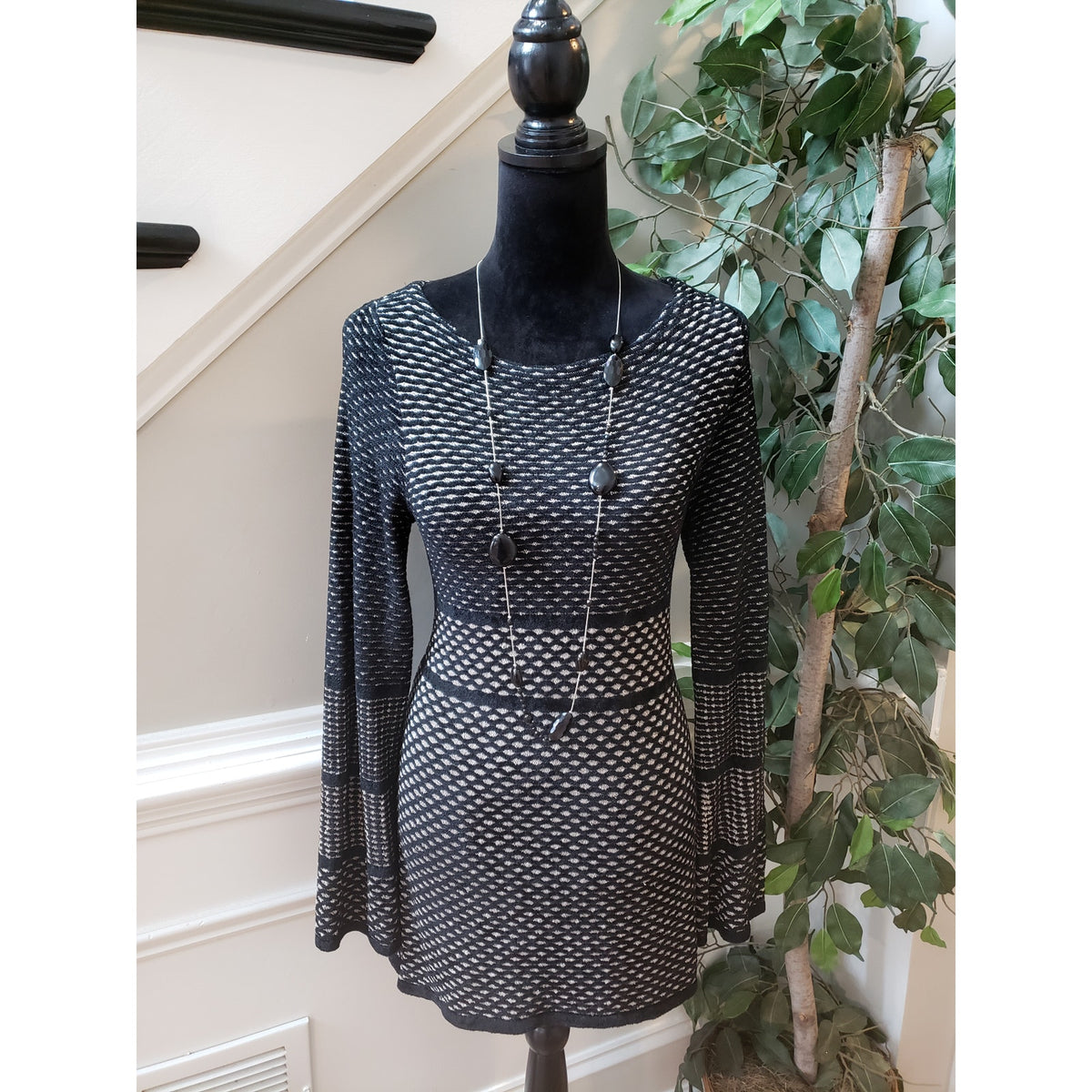 White House Black Market Shift Dress Women's Medium Black Round Neck Long Sleeve