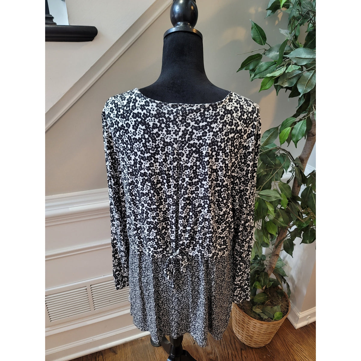 J.Jill Wearever Collection Tunic L Black White Ditsy Floral Scoop Long Sleeve