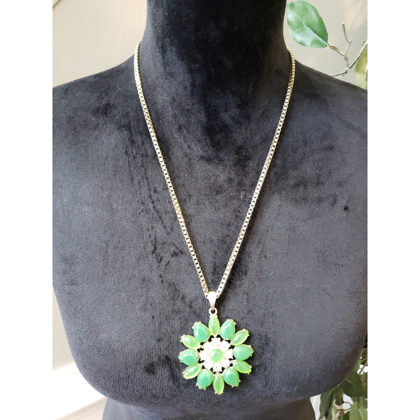 Women's Green Flower Pendant Necklace Lobster Clasp Silver Tone Chain