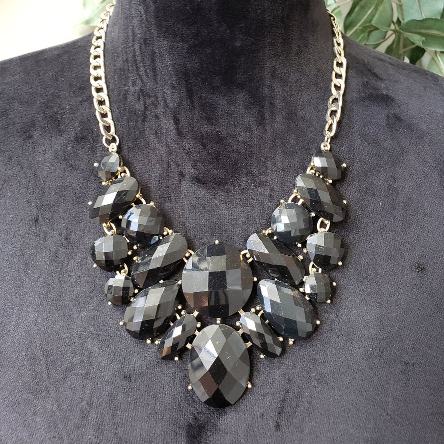 Women Black Elegant Crystal Teardrop Stone Statement Necklace with Lobster Clasp