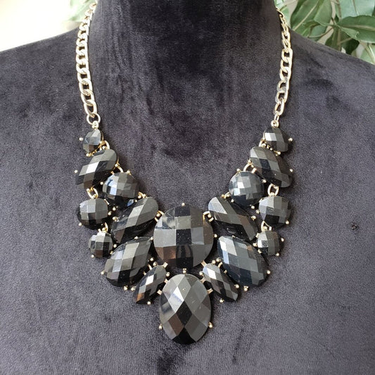 Women Black Elegant Crystal Teardrop Stone Statement Necklace with Lobster Clasp