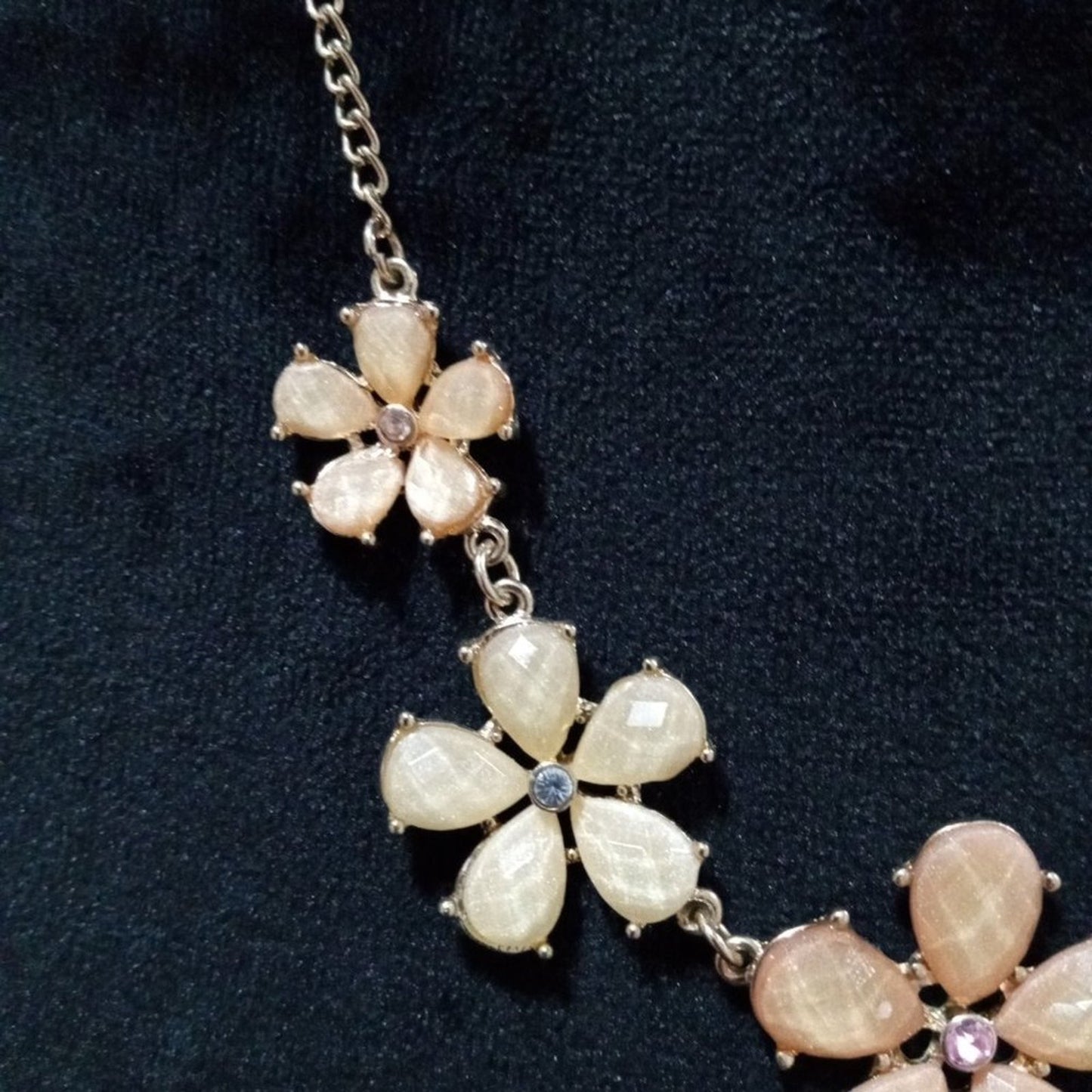 Eclairs Womens Chunky Rhinestones Beaded Floral Statement Necklace with Lobster