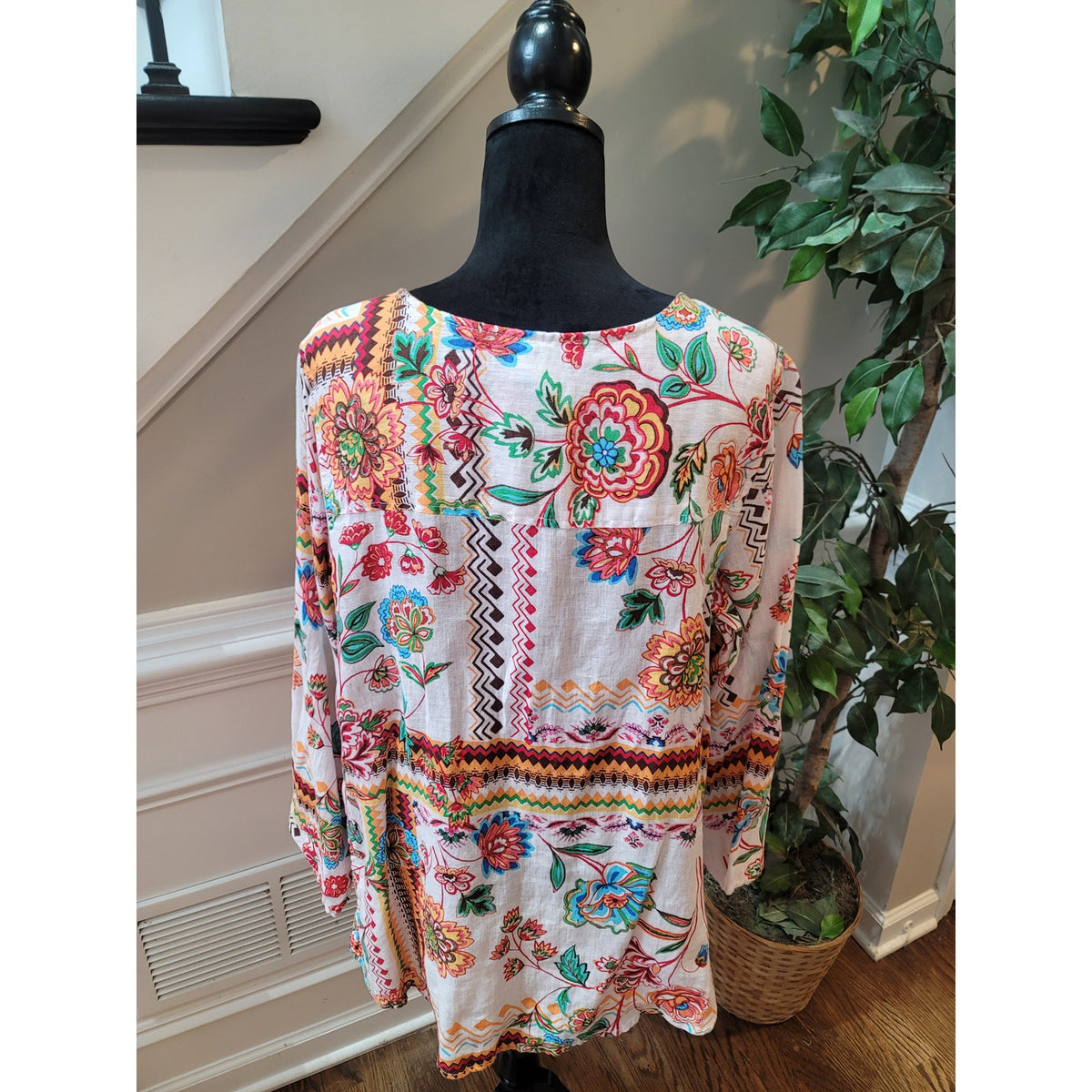 H Halston Blouse 1X Multi Linen Floral Scoop Long Sleeve Curved Hem Button-Up