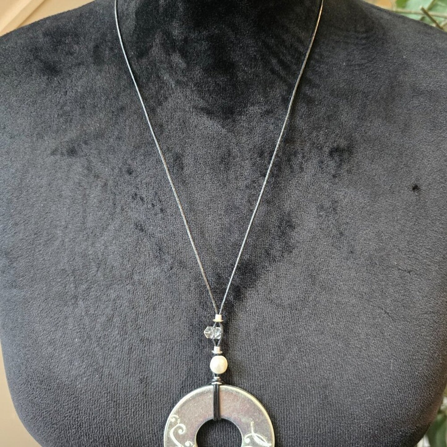 Womens Fashion Silver Tone Round Leather Cord Pendant Necklace Jewelry