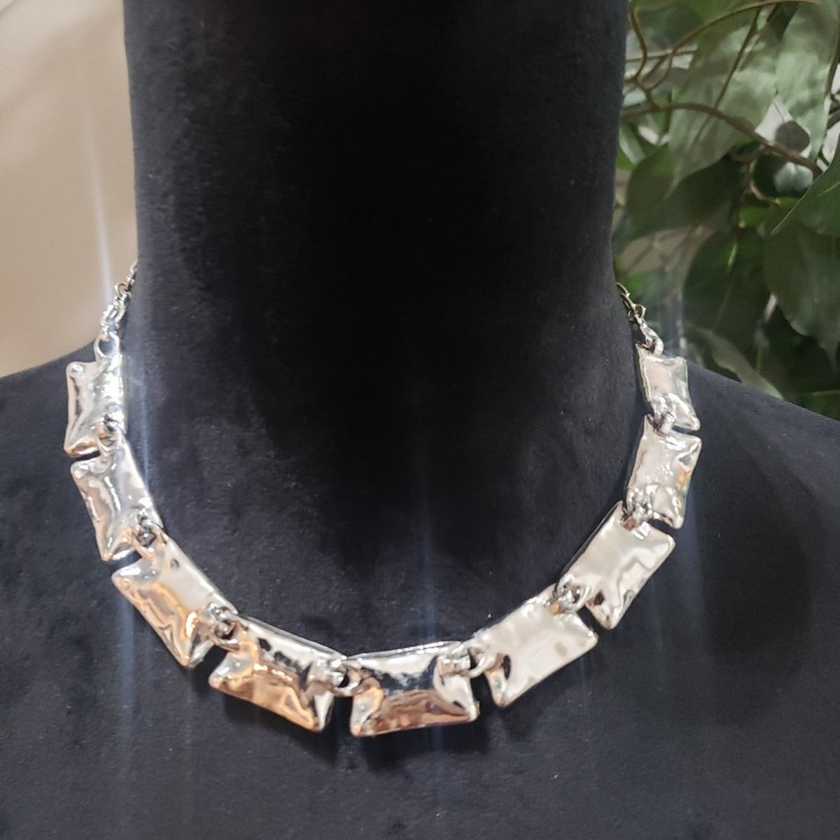 Women Silver Tone .Geometric Shape Link Articulated Choker Necklace Hook & Eye