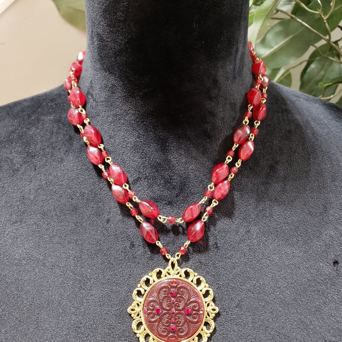 Women Fashion Red Beads & Round Thewa Pendant Collar Necklace with Lobster Clasp