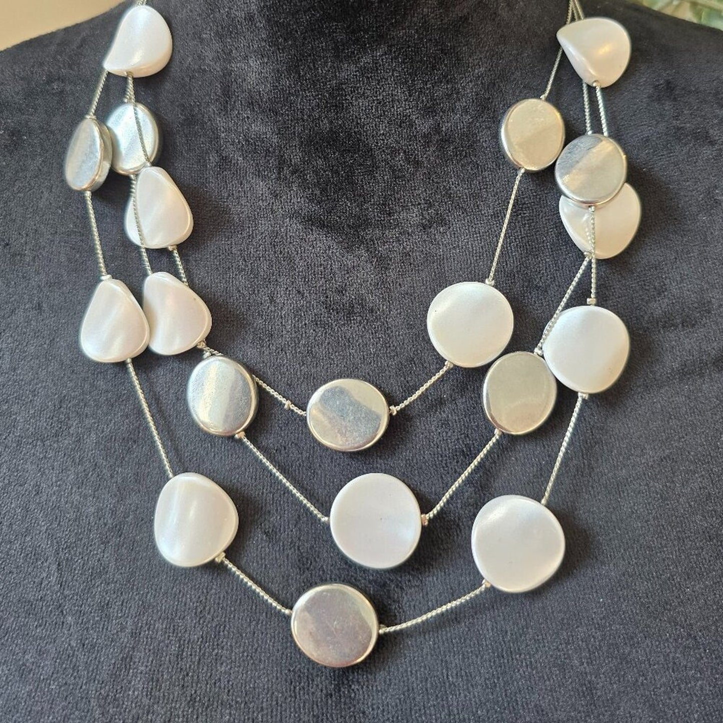NY Women Fashion White Pearlized Round Seashell Flat Beads Necklace