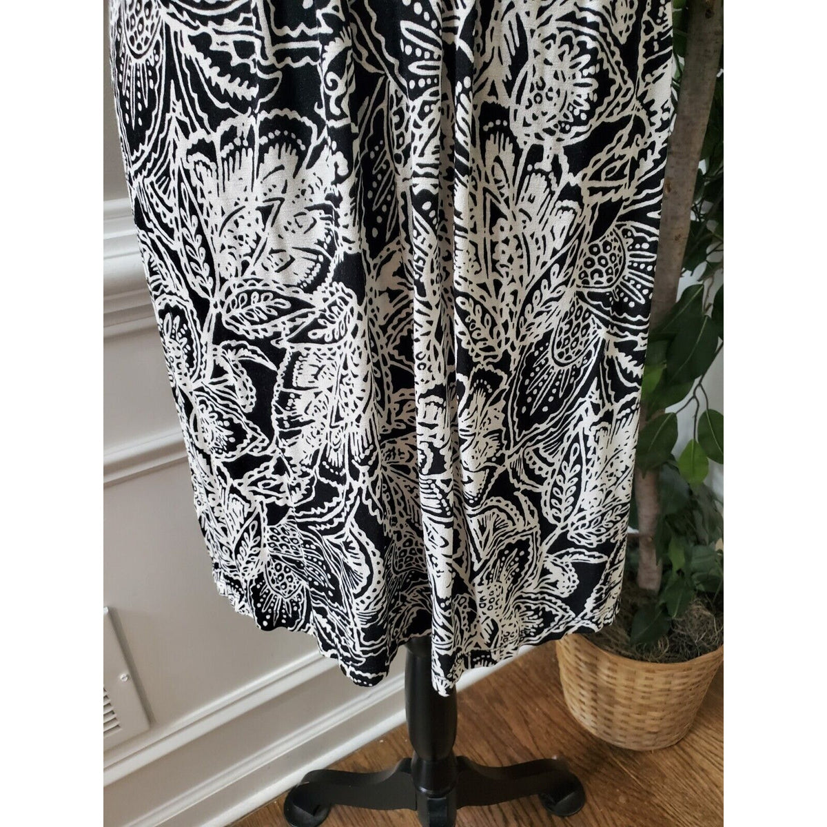 LOFT Women's Black & White Floral Rayon V-Neck Sleeveless Knee Length Dress MP