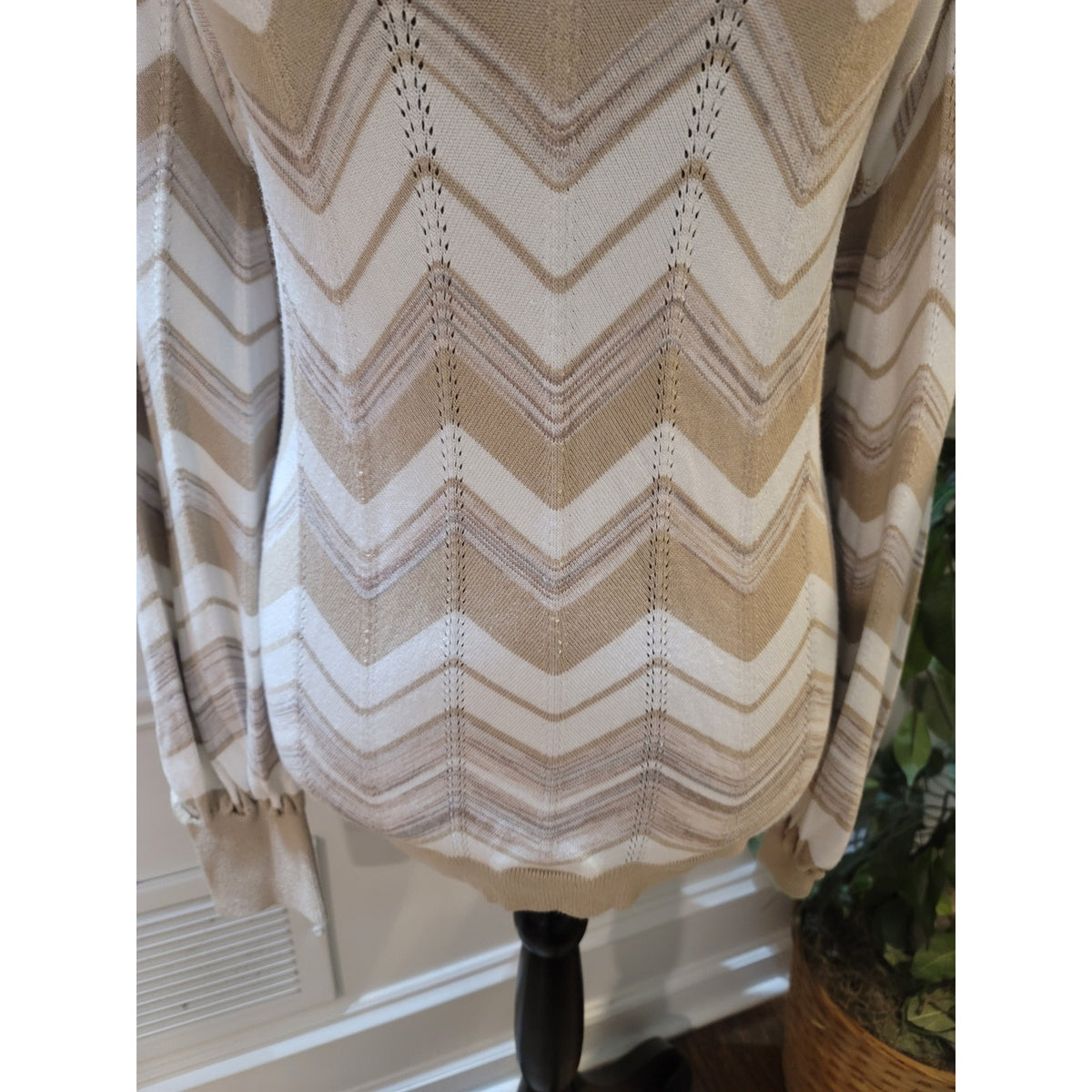 White House Black Market Chevron Sweater Women's Large Cream Zig Zag Ribbed Cuff