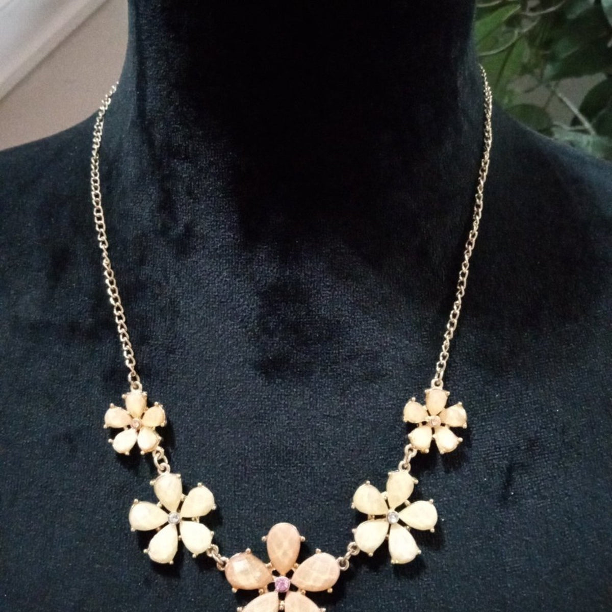 Eclairs Womens Chunky Rhinestones Beaded Floral Statement Necklace with Lobster