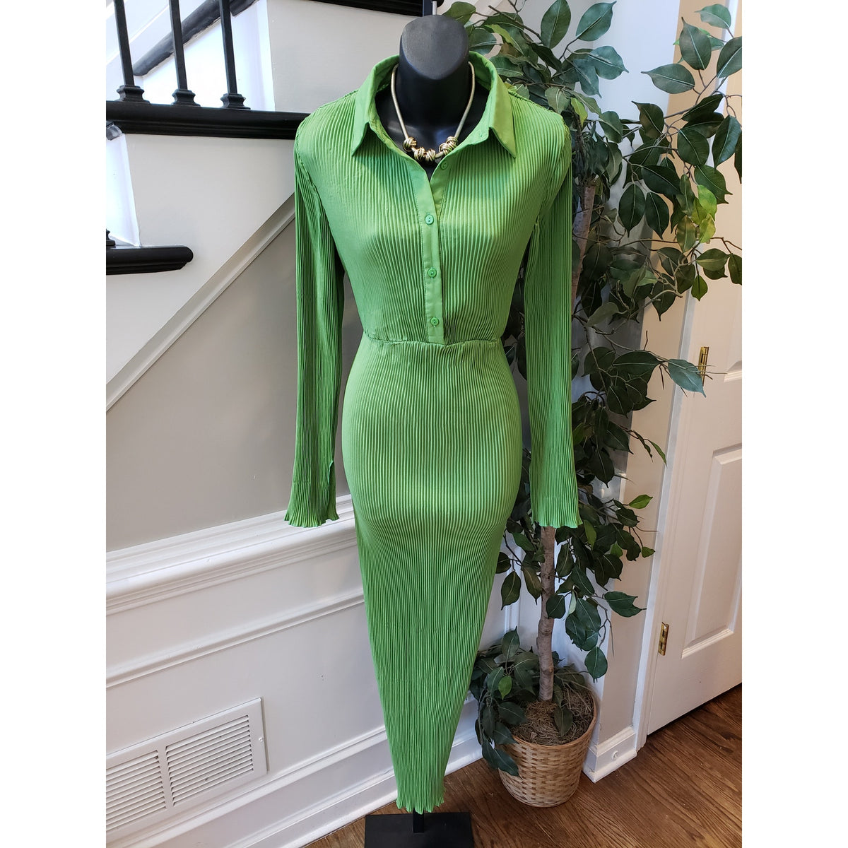 PRETTYLITTLETHING Long Maxi Dress Womens 8 Green Plisse Collared Button Front