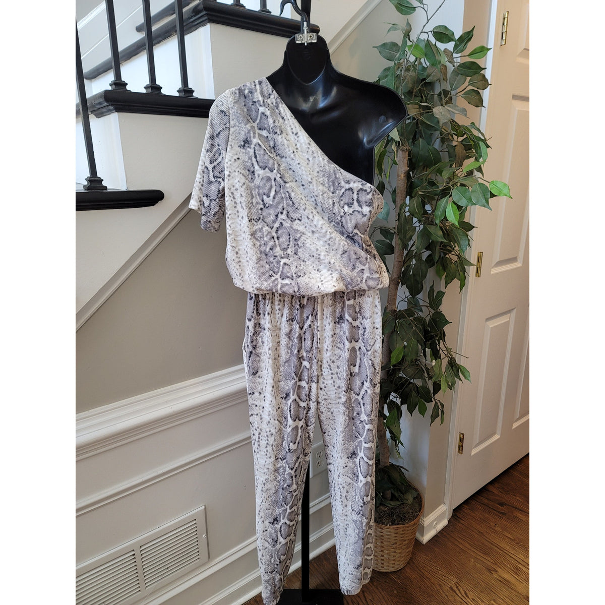 Cherish Snakeskin Print One Shoulder Jumpsuit Women’s Size M Gray White