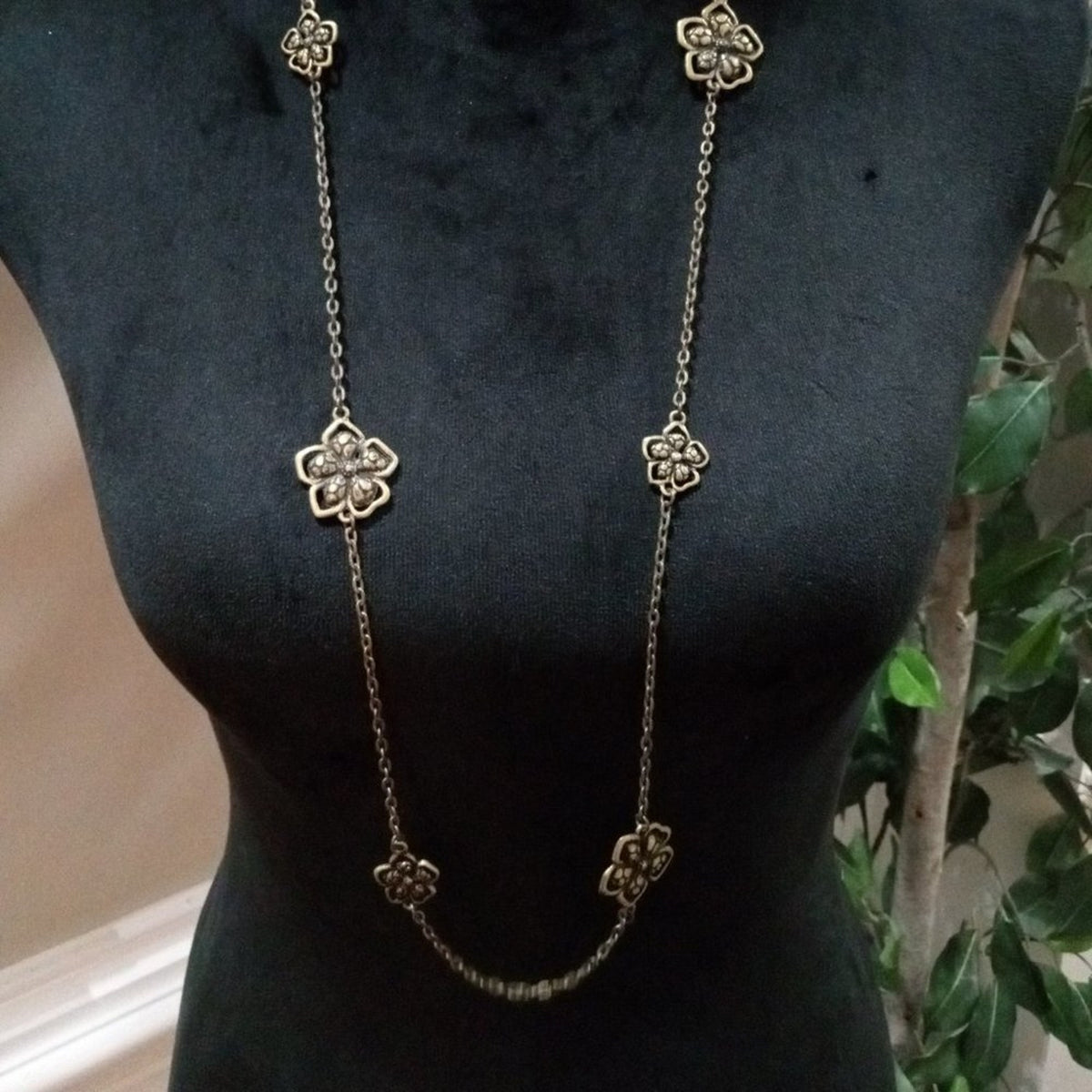 Women Fashion Chunky Gold Tone Carved Charm Floral Art Long Chain Necklace
