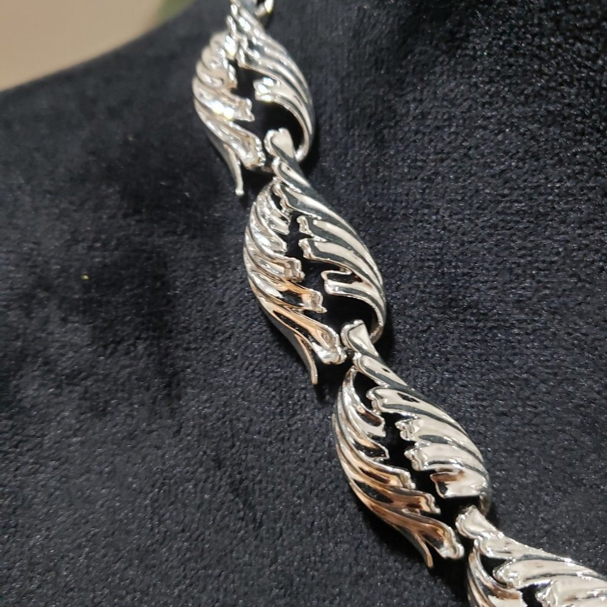 Vintage Womens Silver Tone Curved Textured Leaf Link Necklace with Hook & Loop