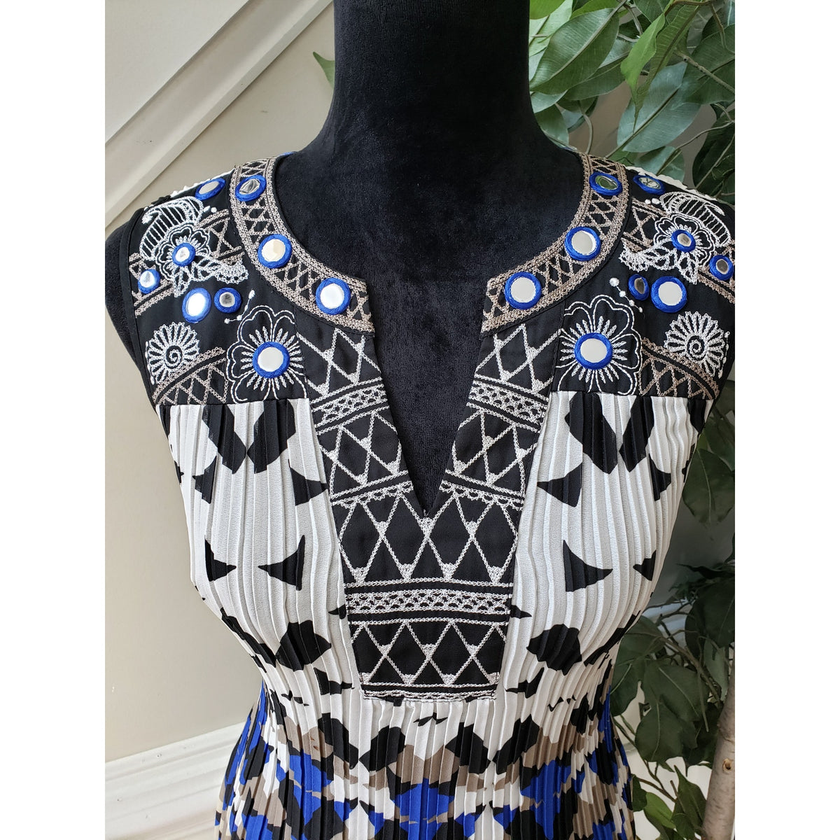 Alfani Knee Length Dress Women's Small Multi Geometric Beaded Sleeveless V Neck