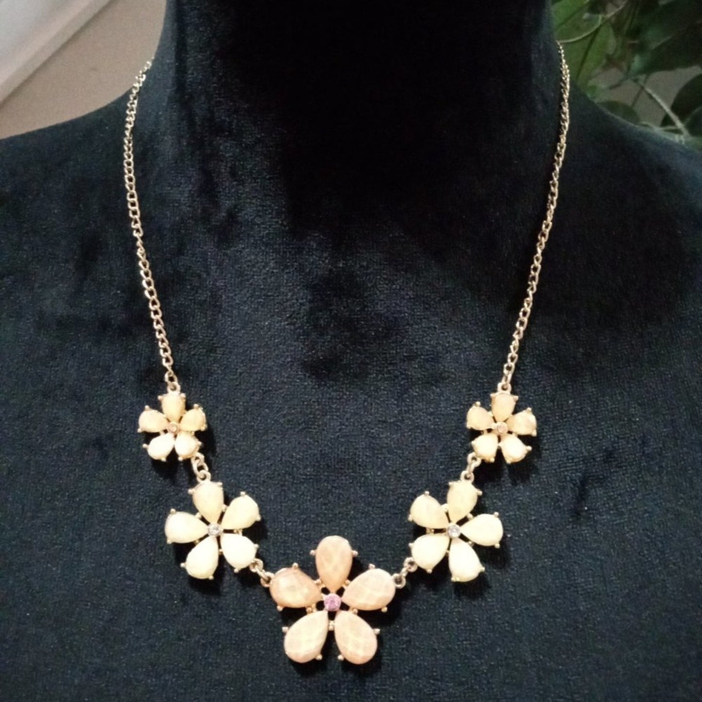 Eclairs Womens Chunky Rhinestones Beaded Floral Statement Necklace with Lobster