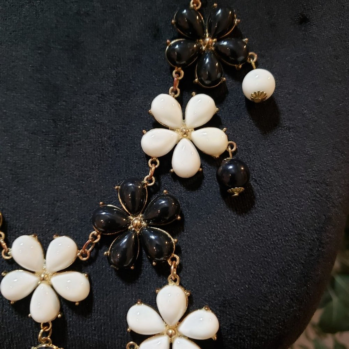 Womens Fashion Black White Flower & Beaded Collar Necklace with Lobster Clasp