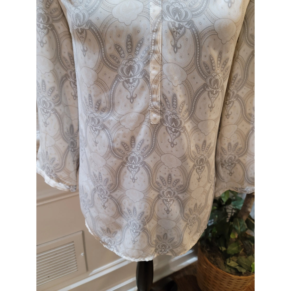 Kenar Pullover Blouse M Beige Gray Floral Split Neck Curved Hem Balloon Sleeve
