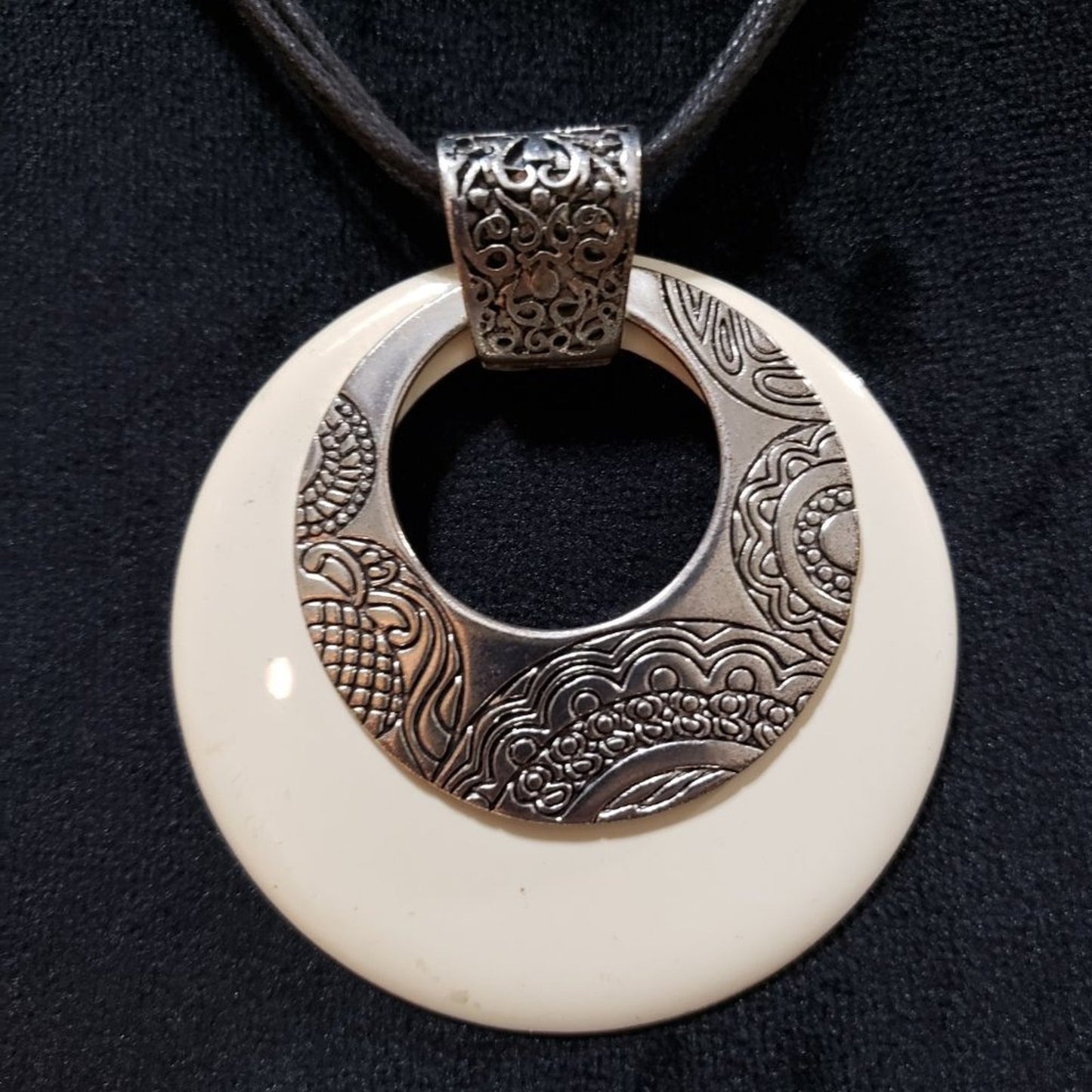 Women Fashion Big Carved Round Pendant Collar Necklace with Lobster Clasp