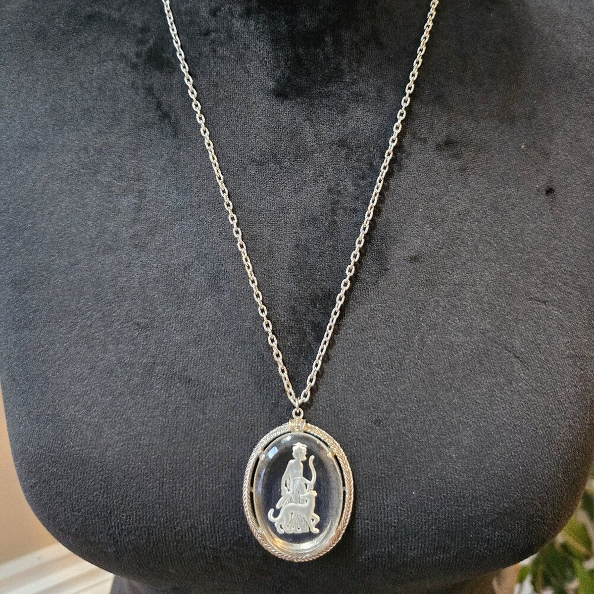 VTG Womens Silver Tone Avon Intaglio Pendant Goddess Diana Necklace with Lobster