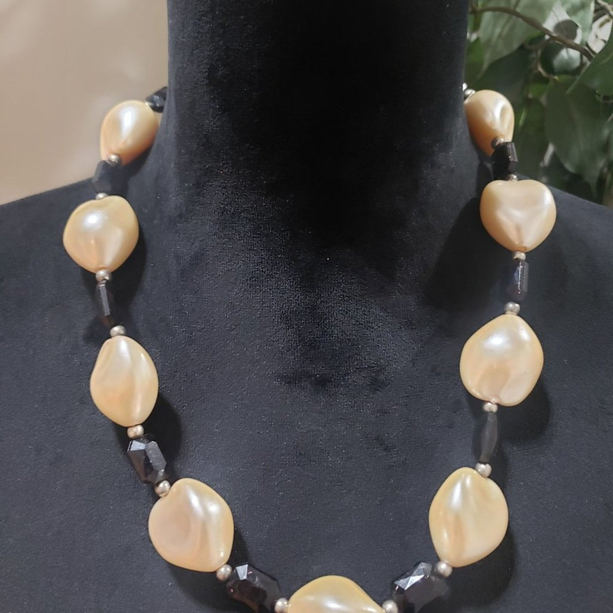 Women Fashion Vintage Chunky Big Cream Lucite Beads Black Stones Beaded Necklace