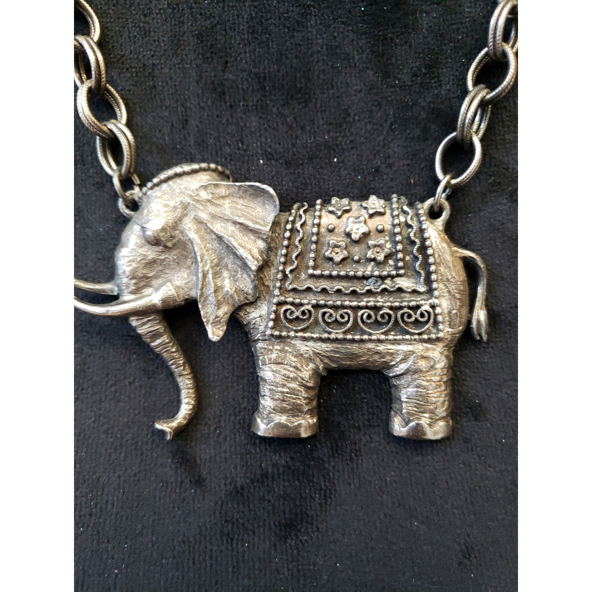 Womens Tibetan Silver Tone Retro Carving Elephant Charm Pendant Necklace Jewelry