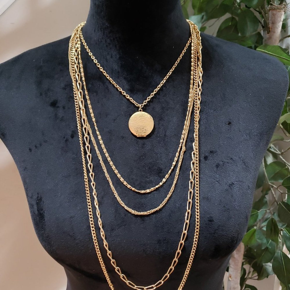 Women Fashion Gold Tone Wheat Chain Round Locket Pendant Collar Necklace Jewelry