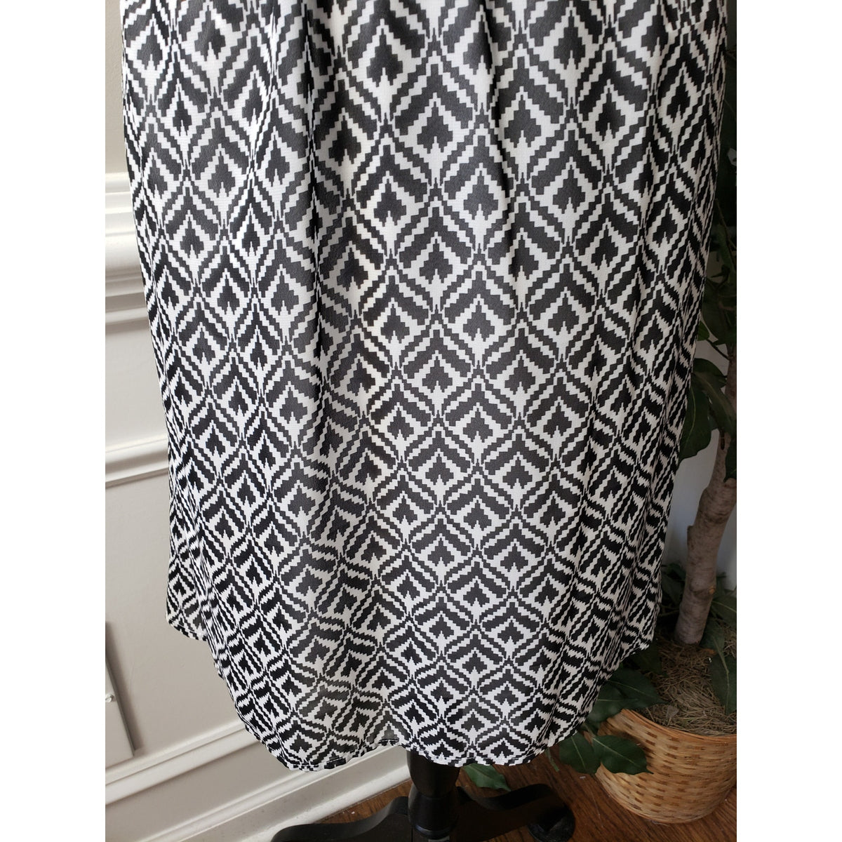 Love Cameron Knee Length Dress Womens Size 2X Black White Geometric Round Neck