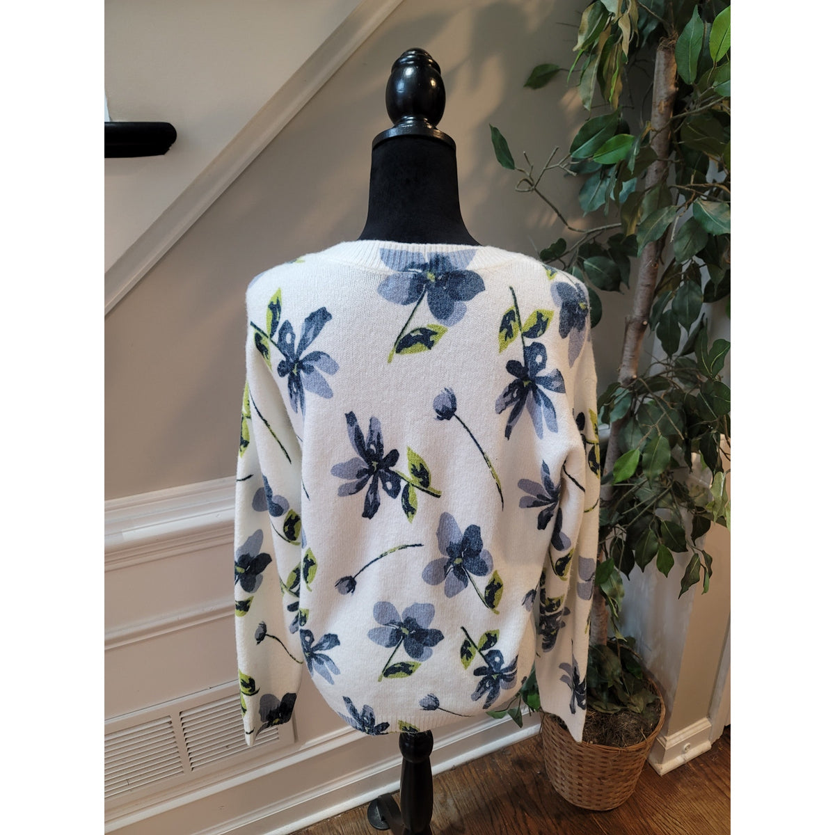 Love Ellie Pullover Sweater Women's Small White Floral Crew Neck Long Sleeve