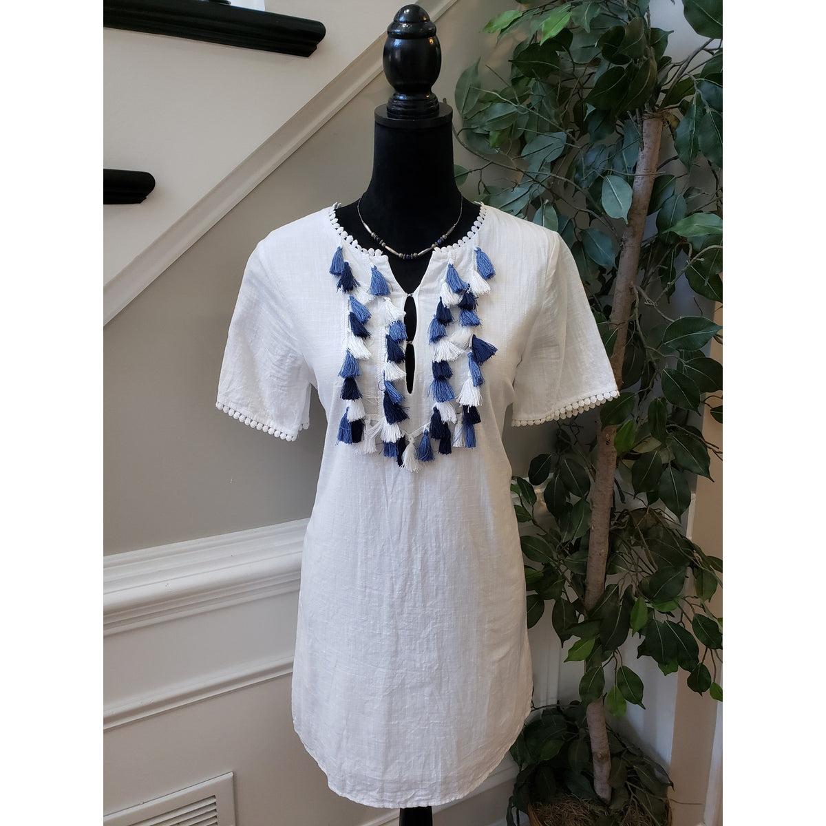 Fashion Port Shift Dress Women Medium White Contrast Tassel V Neck Short Sleeve