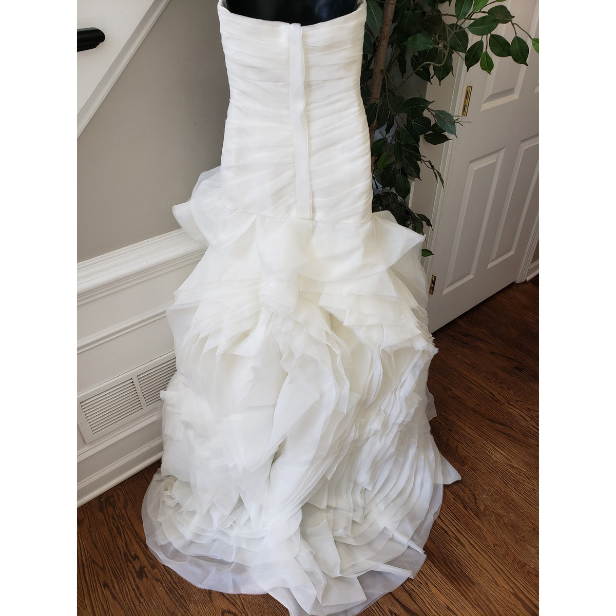 White by Vera Wang Wedding Dress Womens Size 6 White Flare Gown with Bias Flange