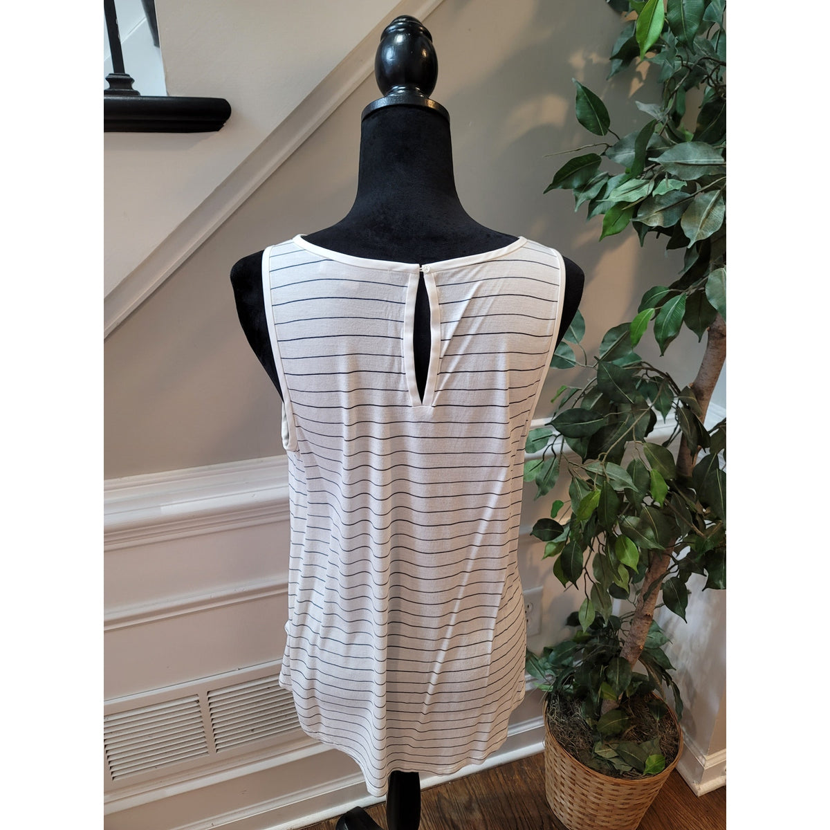 Loft Ann Taylor Tank Top Women's Medium White/Blue Vertical Striped Round Neck