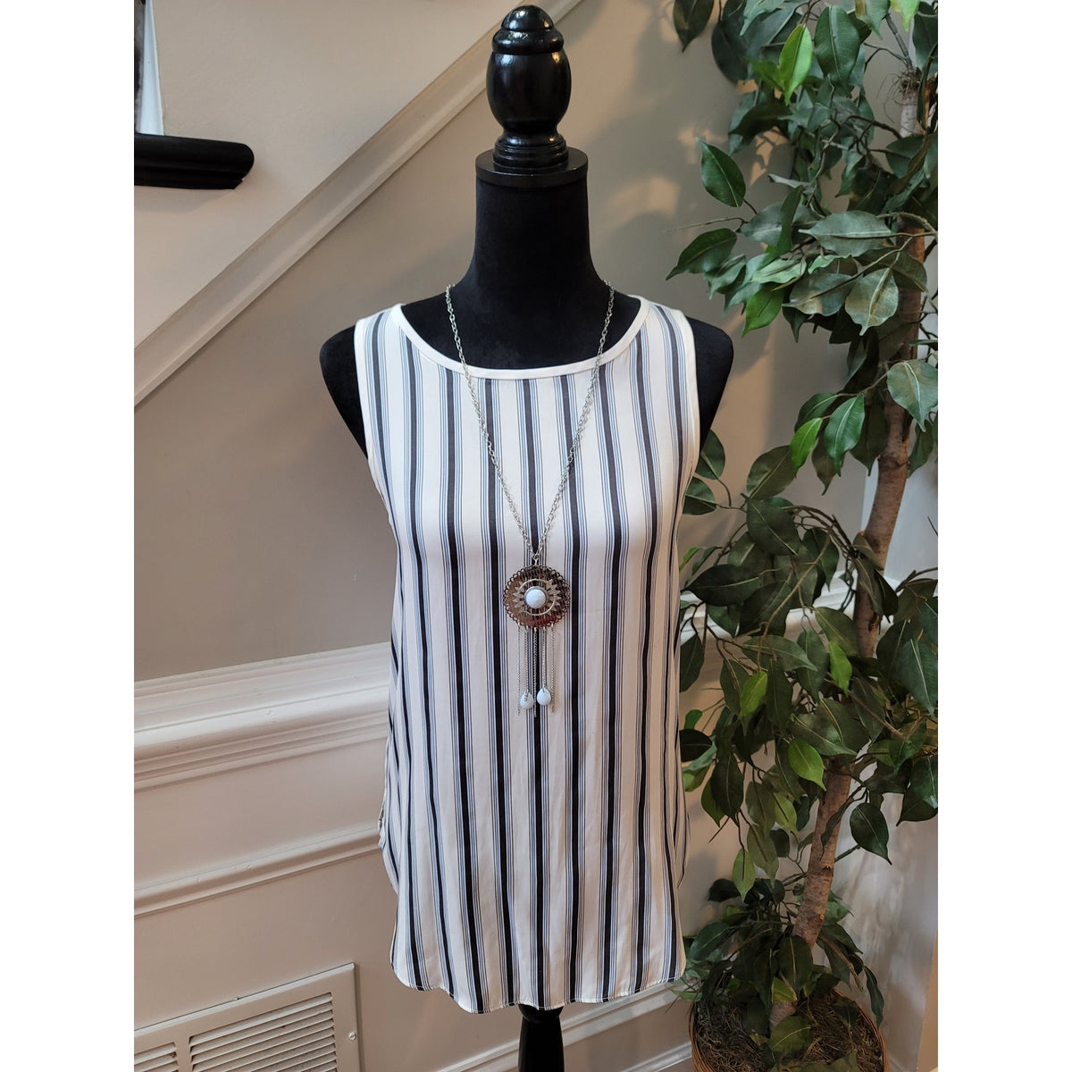 Loft Ann Taylor Tank Top Women's Medium White/Blue Vertical Striped Round Neck