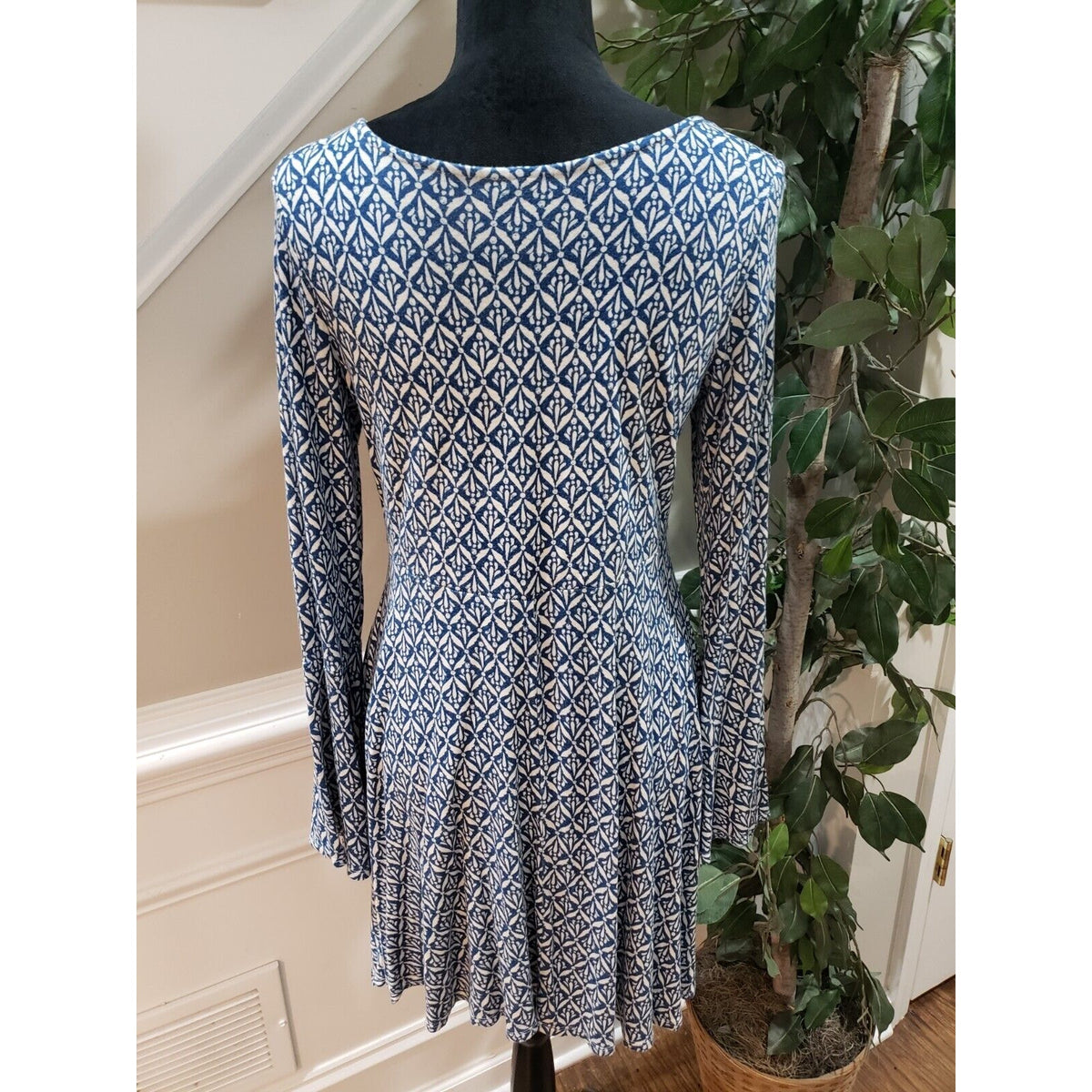 Xhilaration Women's Blue & White Rayon V-Neck Long Sleeve Knee Length Dress M