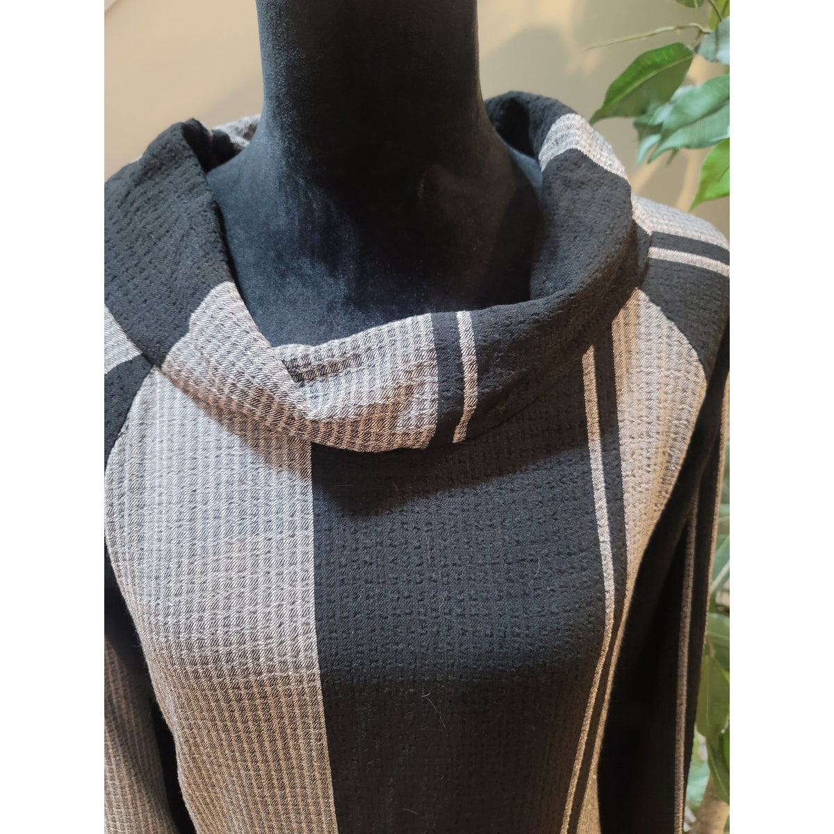 Soft Surroundings Pullover Sweater Womens SZ XL Black/Gray Cowl Neck Zip Pocket