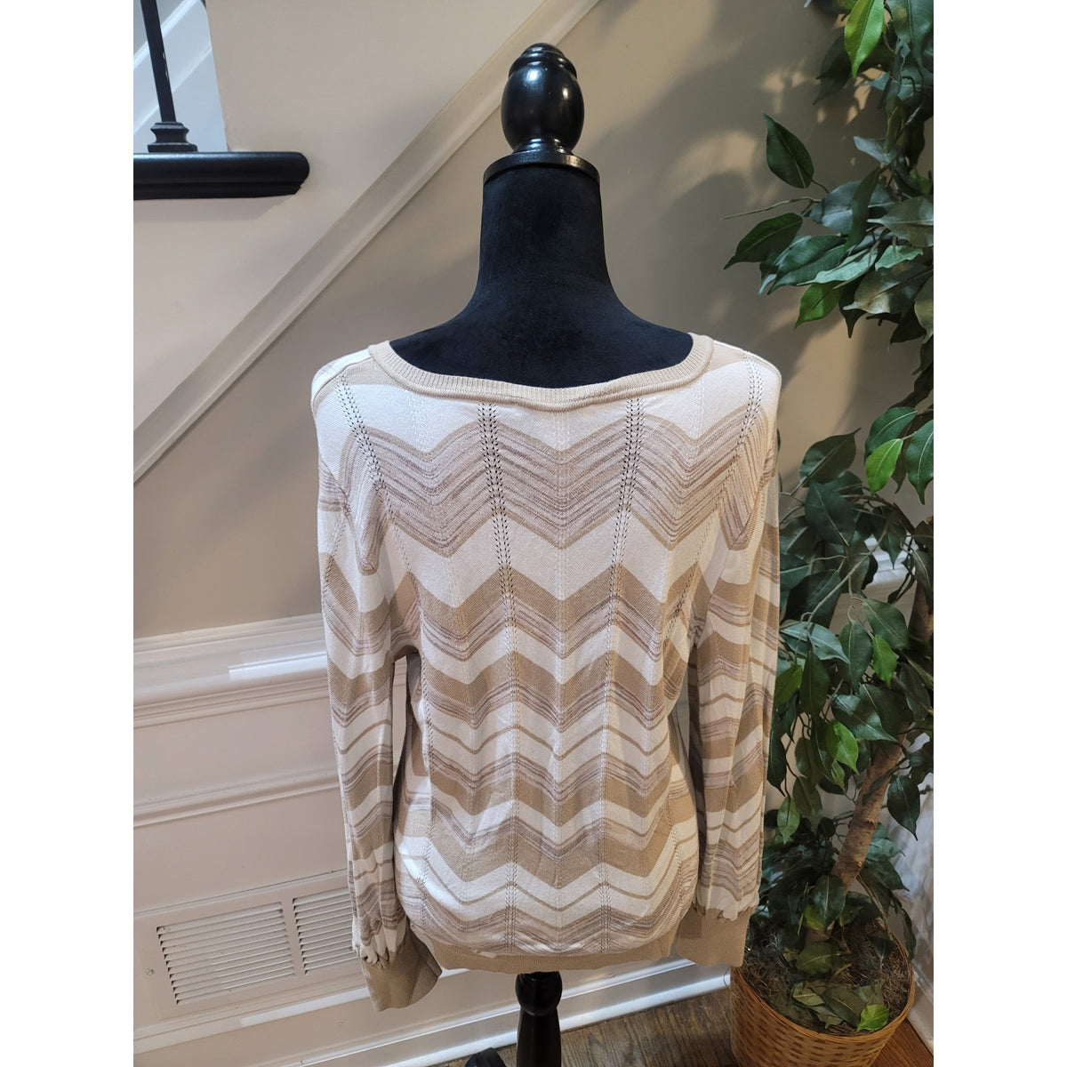 White House Black Market Chevron Sweater Women's Large Cream Zig Zag Ribbed Cuff
