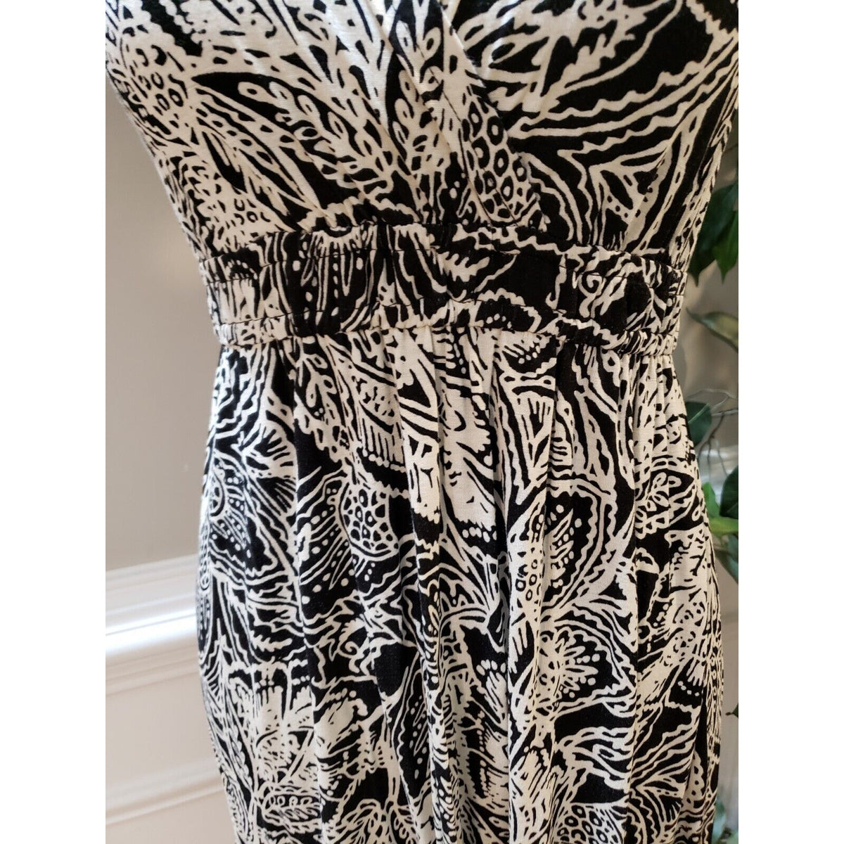 LOFT Women's Black & White Floral Rayon V-Neck Sleeveless Knee Length Dress MP
