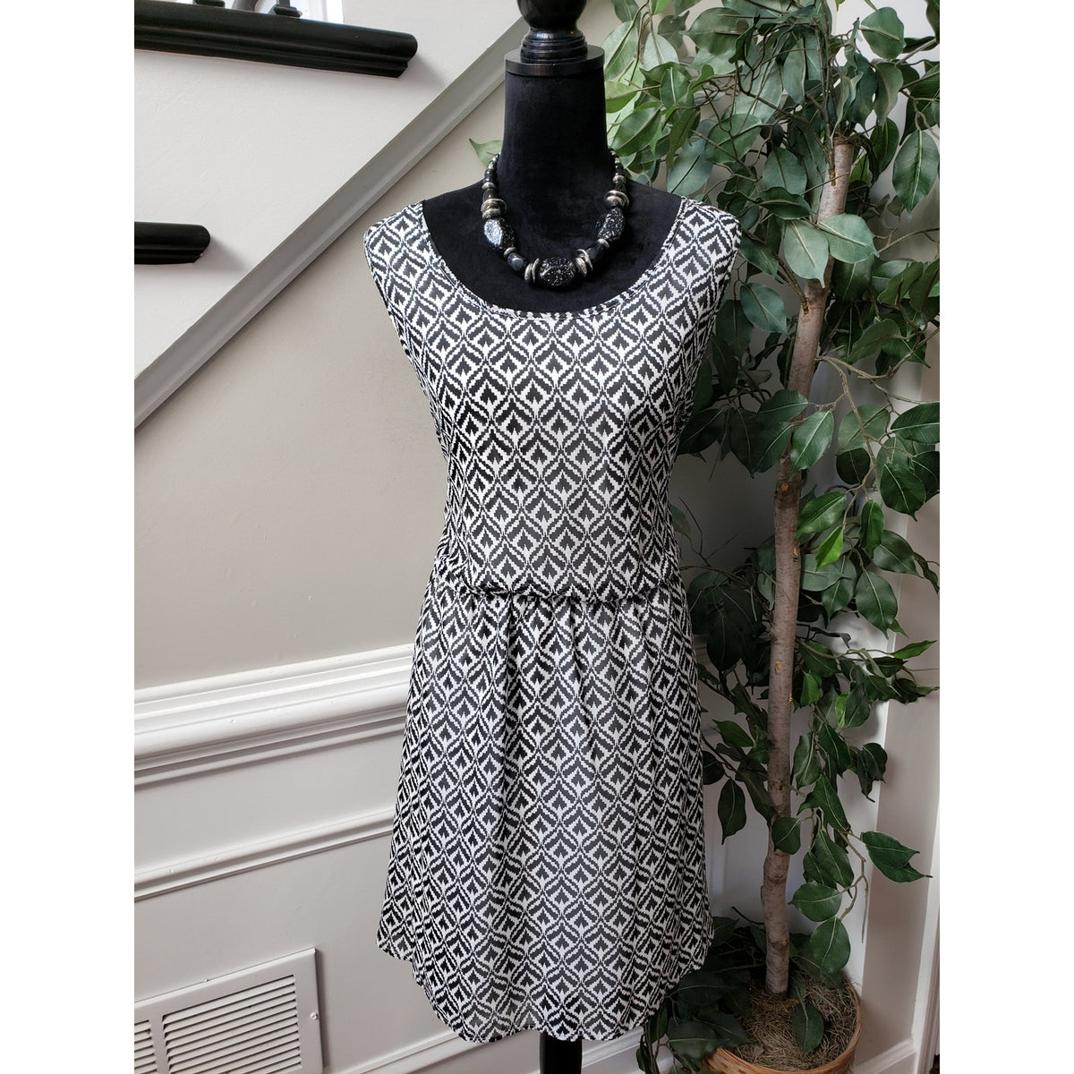 Love Cameron Knee Length Dress Womens Size 2X Black White Geometric Round Neck