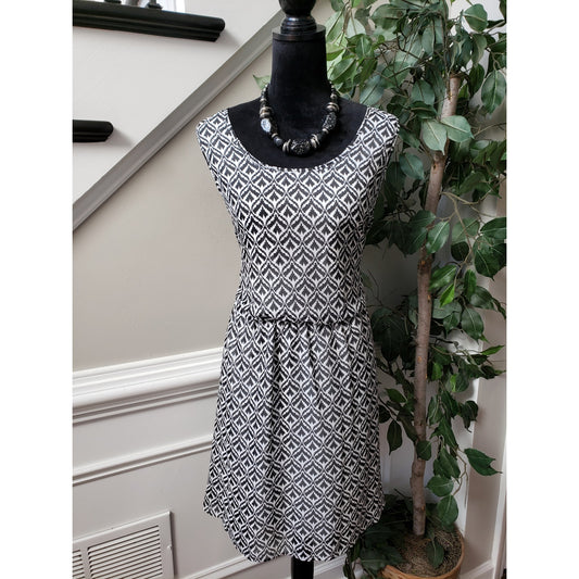 Love Cameron Knee Length Dress Womens Size 2X Black White Geometric Round Neck