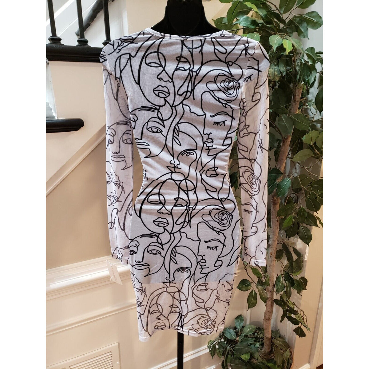 Le Runway Culture Women's White Face Print Crew Neck Long Sleeve Sheath Dress S