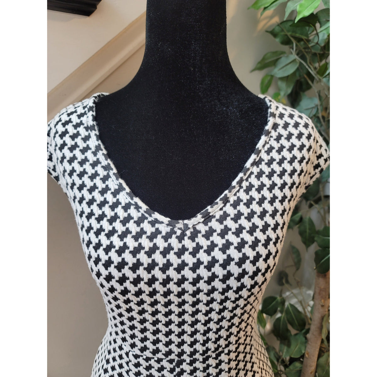 Taylor Dress Houndstooth Women's Size 4 Black White V-Neck Casual Knit