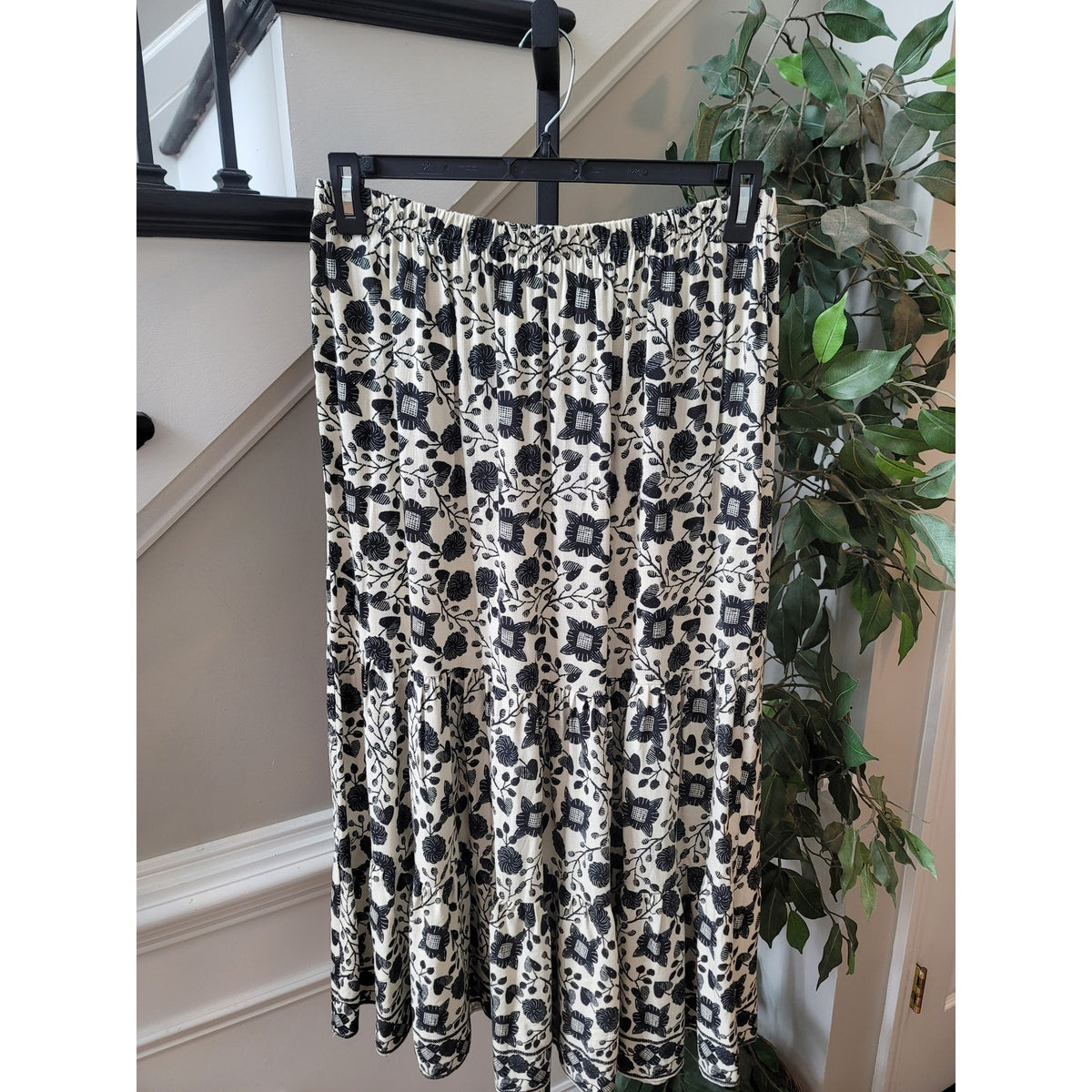 Max Studio A-Line Maxi Skirt Women's Large Cream/Black Floral Pleated Stretch