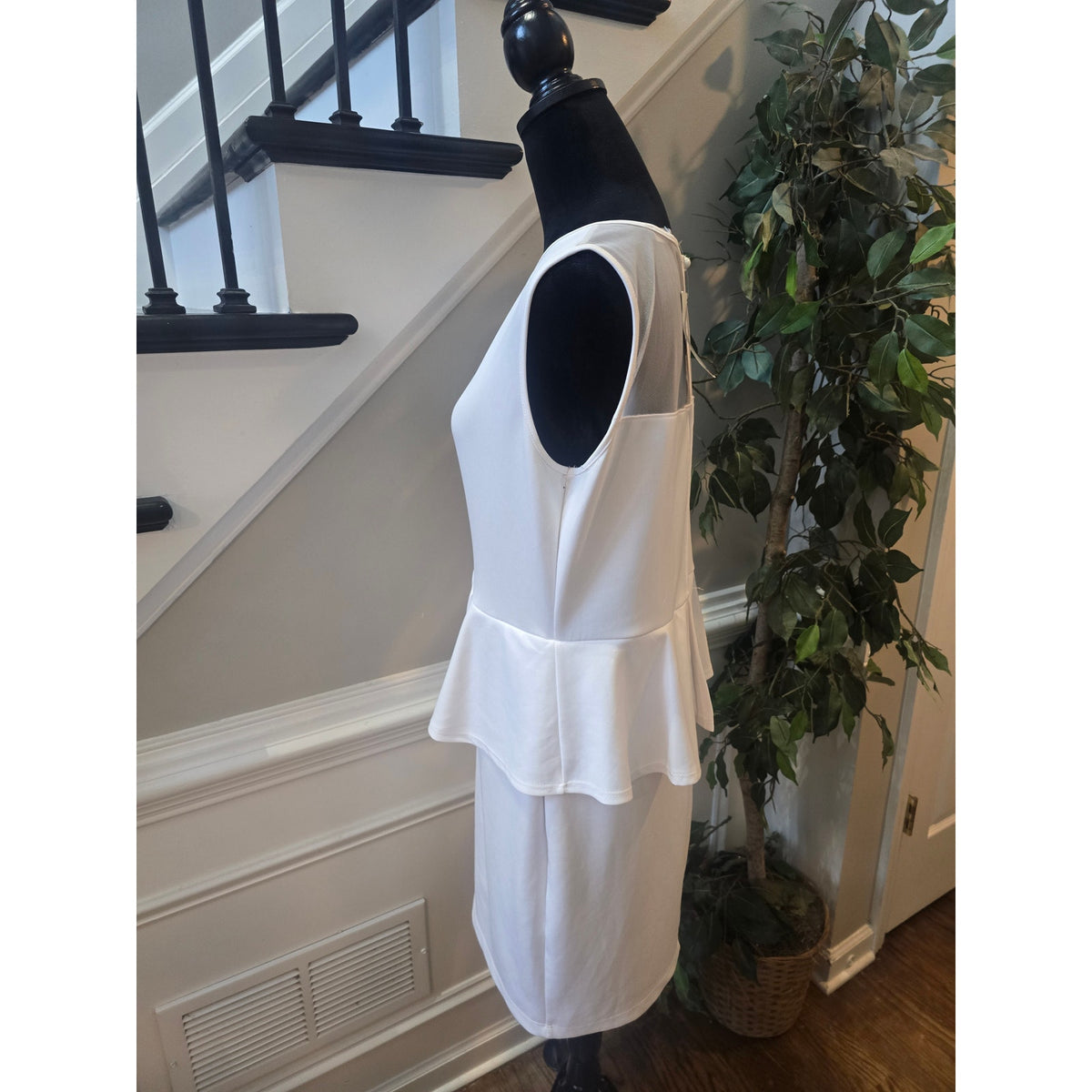 Fashion To Figure Sheath Dress Women's Size 1X White Peplum Waist Back Keyhole