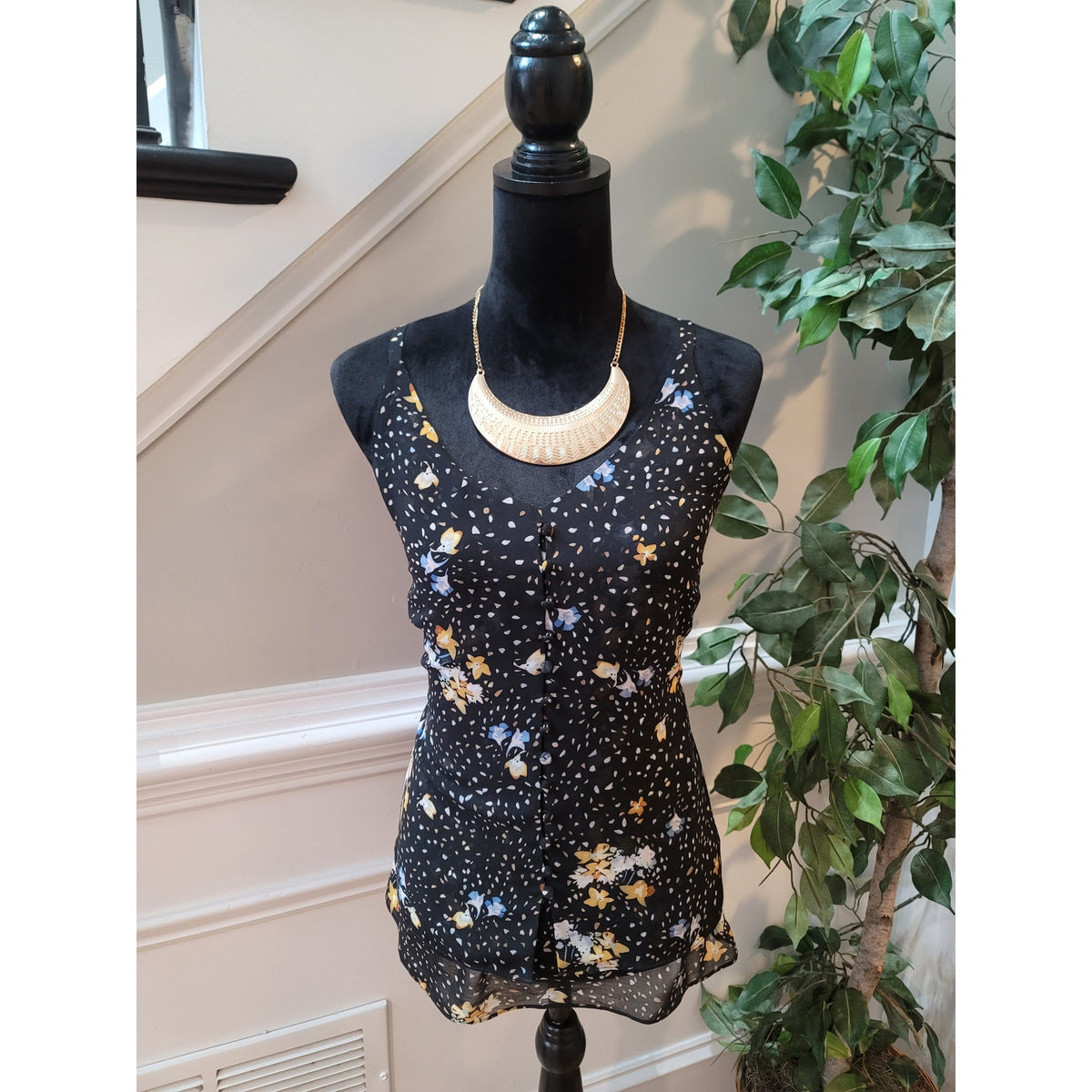 Cabi Camisole Top Women's SZ XS Black V-Neck Sleeveless Spaghetti Strap Floral