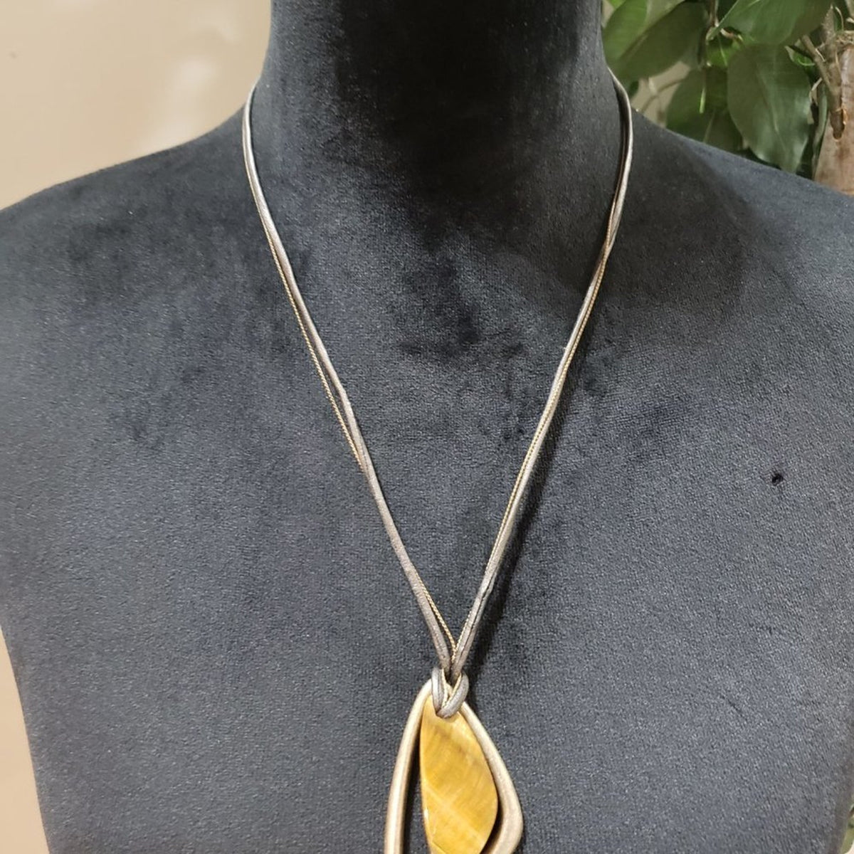 Women Fashion Abstract Triangular Bezel Fossil Pendant Necklace w/ Lobster Clasp