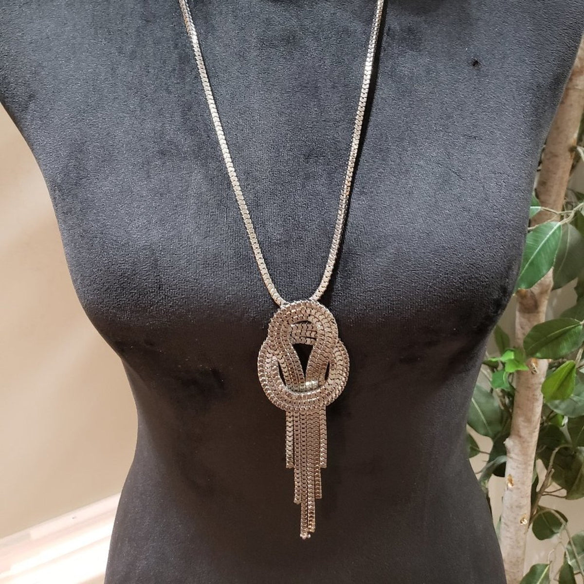 Guess Womens Silver Tone Chain Metal Dangle Bow Tassel Necklace w/ Lobster Clasp