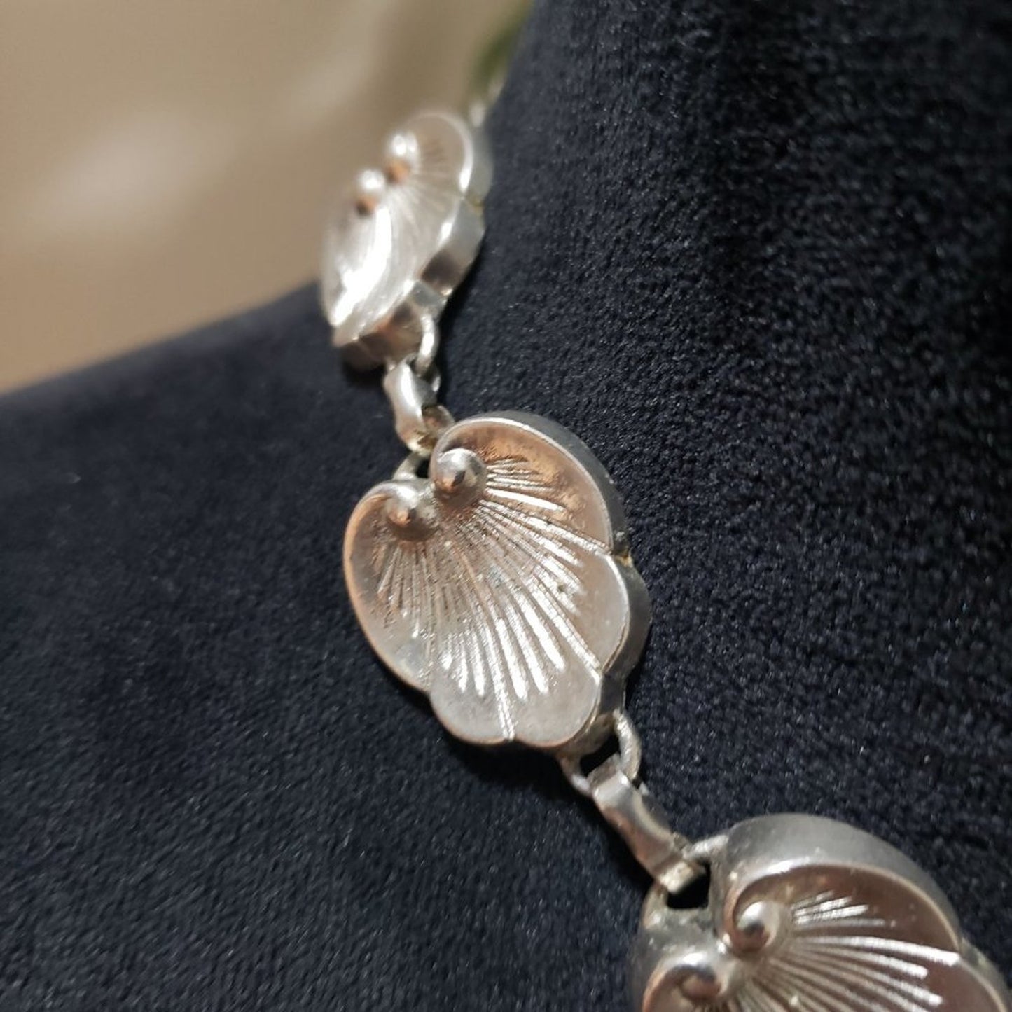 Women Fashion Textured Pansy Silver Tone Choker Collar Necklace with Pearl Clasp