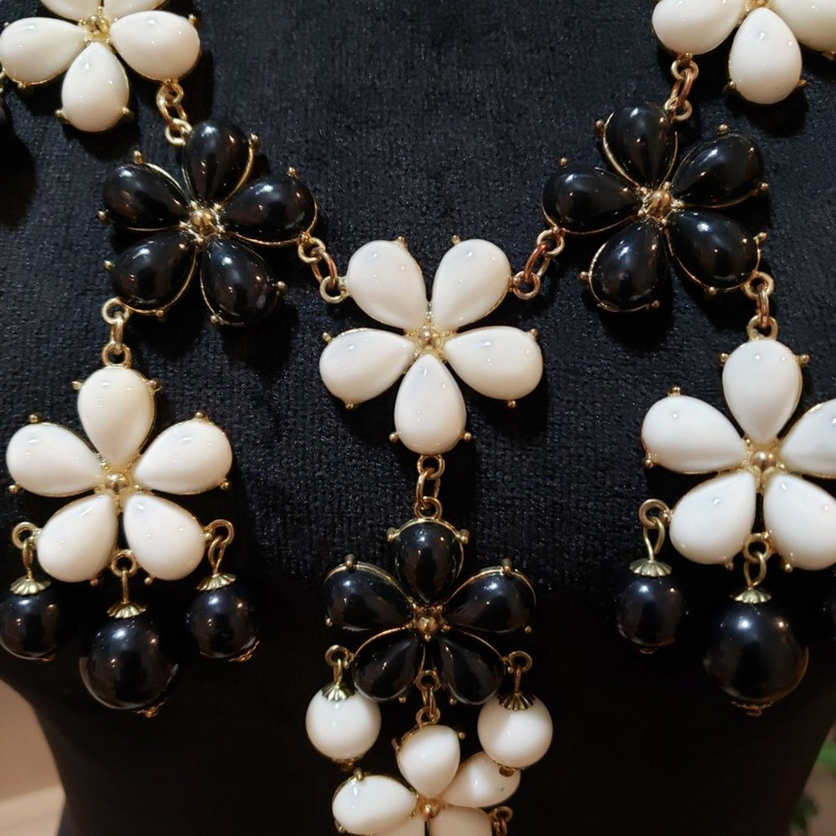 Womens Fashion Black White Flower & Beaded Collar Necklace with Lobster Clasp