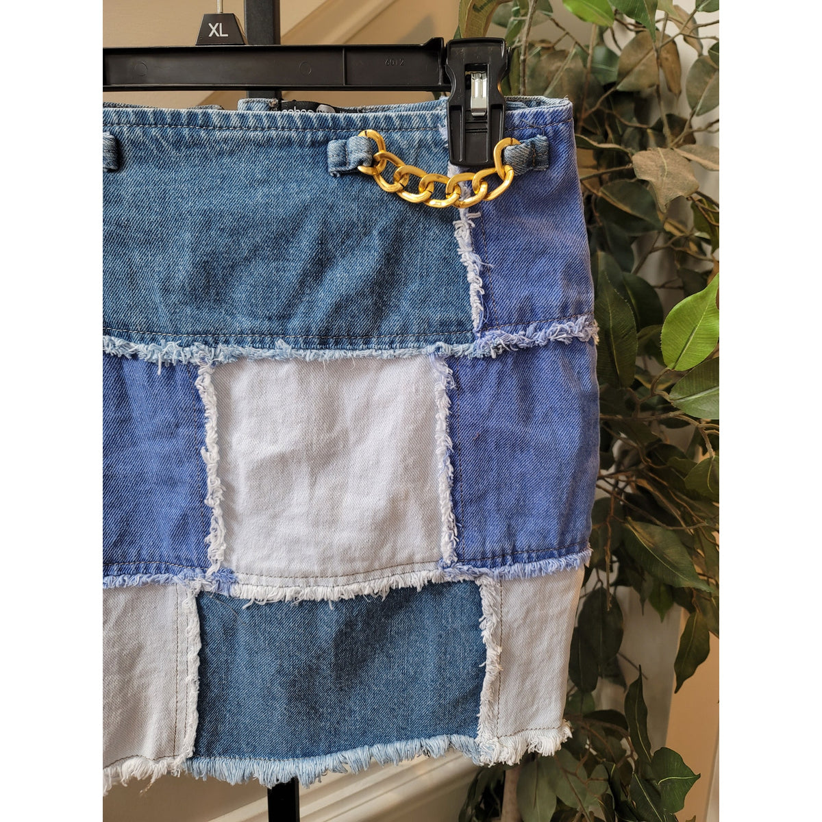 Boohoo Mini Skirt Women's Size 6 Blue/White Patchwork Frayed Chain Back Zipper