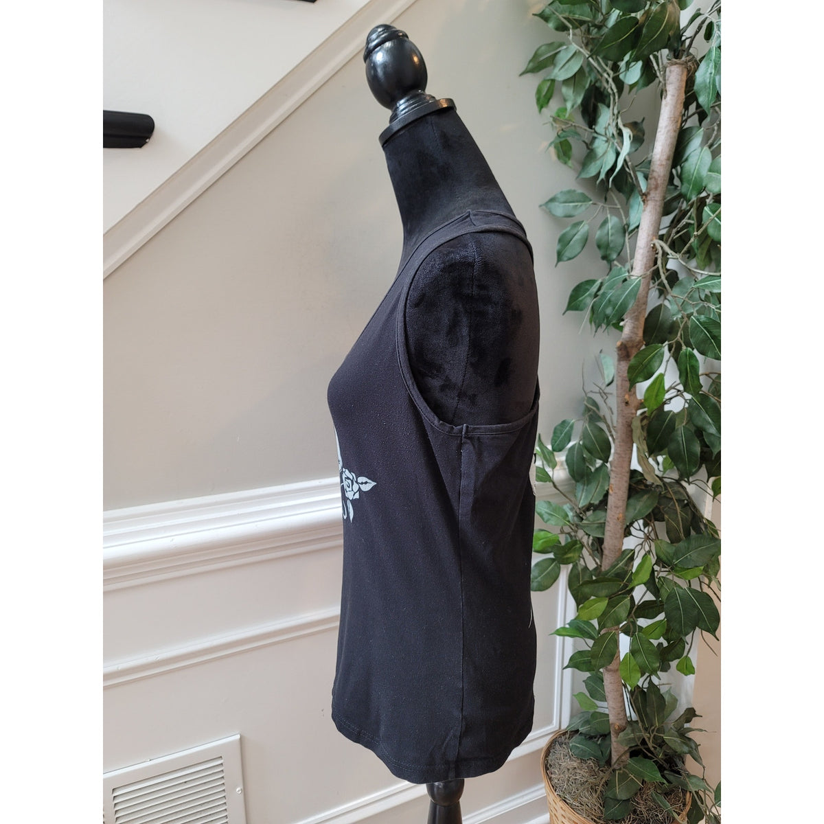 Venus Shirt Top Women's Size Medium Black Cotton Sleeveless Graphic Print